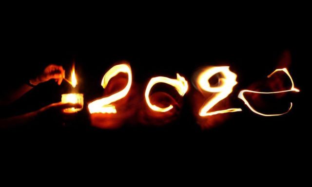 Que la flamme de la création continue à briller en vous dans cette nouvelle année qui commence! #bonneannée2022 #lightpainting #coursdedessin #geneve