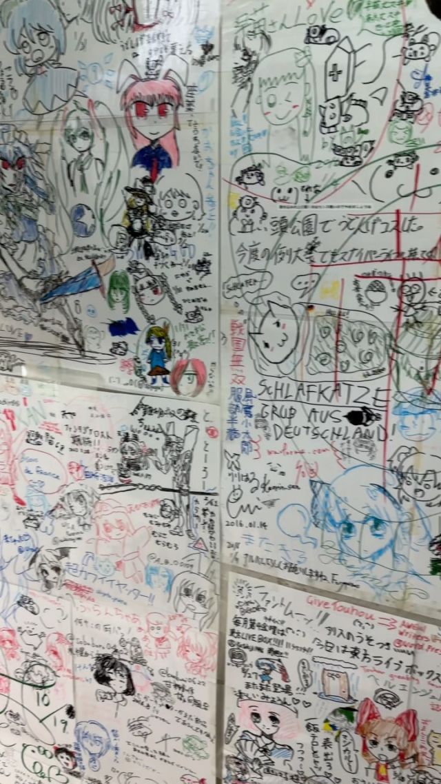 Mur de dessins de fans dans les escaliers d’un magasin d’Akihabara. 😄
#akihabara #akiba #akihabarajapan #akihabaradrawings #animeart #animefans #animescribbles
